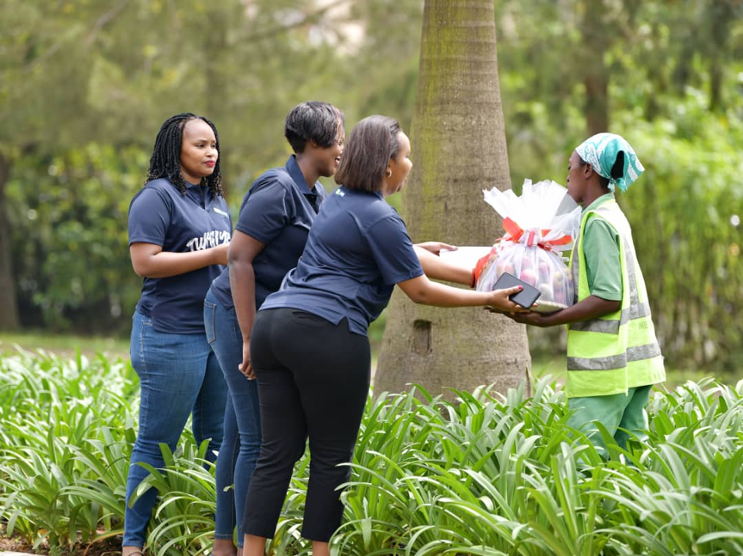 BPRbankrw's tweet photo. BPR Bank appreciates the Men and Women that preserves our environment and keeps our streets clean and green,Muri abagaciro. #BPRCelebratesEarthDay #ForPeopleForBetter https://t.co/Xq0aD9S13D