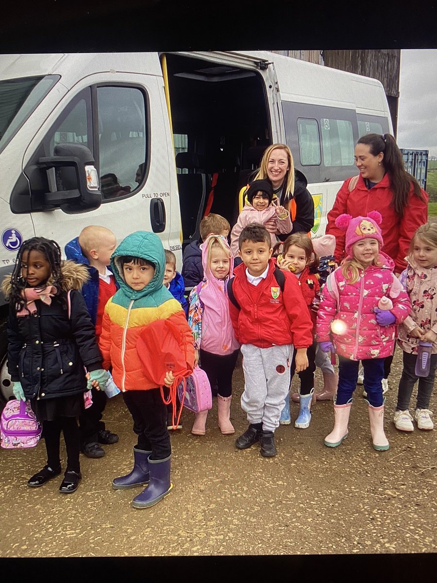 greenfieldseyfs's tweet photo. Dragonflies are having a lovely day at the DRET Farm without a drop of rain!🐷🦆🐮 🐴 #funatthefarm @greenfieldsps https://t.co/weZO3tLQPs