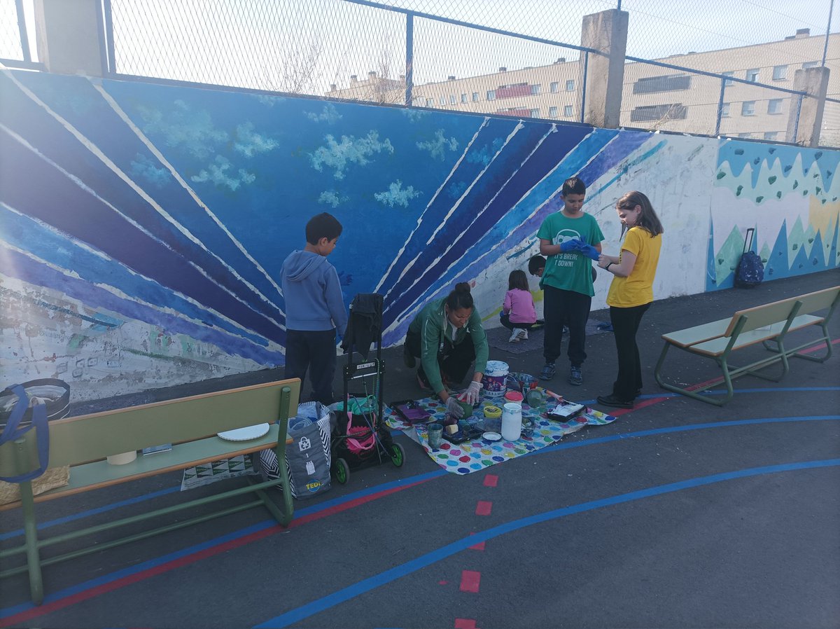 CEIPDomingMiral's tweet photo. Gracias a los presupuestos participativos del barrio de Torrero @SusoLetO lleva a cabo junto con el alumnado mural "¿Y tú qué pintas contra el acoso escolar?" #Barrio #Torrero #Comunidas #participacionciudadana @luisabroto https://t.co/cMbzjpeFWU