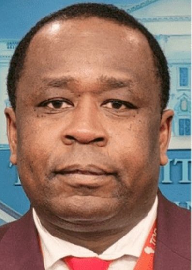 LumumbaAmin's tweet photo. The only African journalist at @WhiteHouse press briefings, Cameroonian Simon Ateba of @todaynewsafrica has been raising his hand in vain for over 9 months to ask questions. Simon complained, and now he says all the white house journalists are even avoiding him. #StandWithSimon https://t.co/v3hixMhZNH