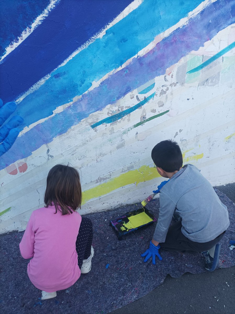 CEIPDomingMiral's tweet photo. Gracias a los presupuestos participativos del barrio de Torrero @SusoLetO lleva a cabo junto con el alumnado mural "¿Y tú qué pintas contra el acoso escolar?" #Barrio #Torrero #Comunidas #participacionciudadana @luisabroto https://t.co/cMbzjpeFWU
