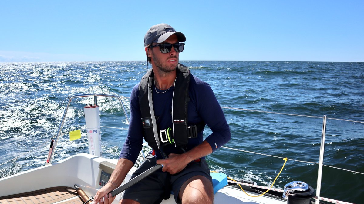 Visste du att: <a href="/Kryssarklubben/">Sve.Kryssarklubben</a>  har en film som visar hur du gör en egenkontroll av din uppblåsbara flytväst. Bra att göra innan första båtfärden. Läs mer:
bit.ly/3Ljw2F5  
#flytväst  #segla #motorbåt #uppblåsbarflytväst #skärgård #båtliv #Sjösäkerhetsrådet #sjösäkerhet