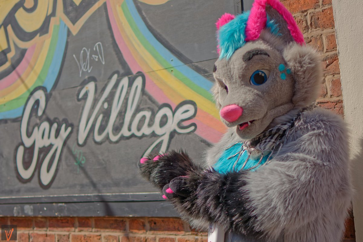 BuiltByAxel's tweet photo. Happy #FursuitFriday from your resident gay village wolf!

📷 : @OfficialTealFox
📍 : @MancFurs April '23 https://t.co/zvjkxrCSNg