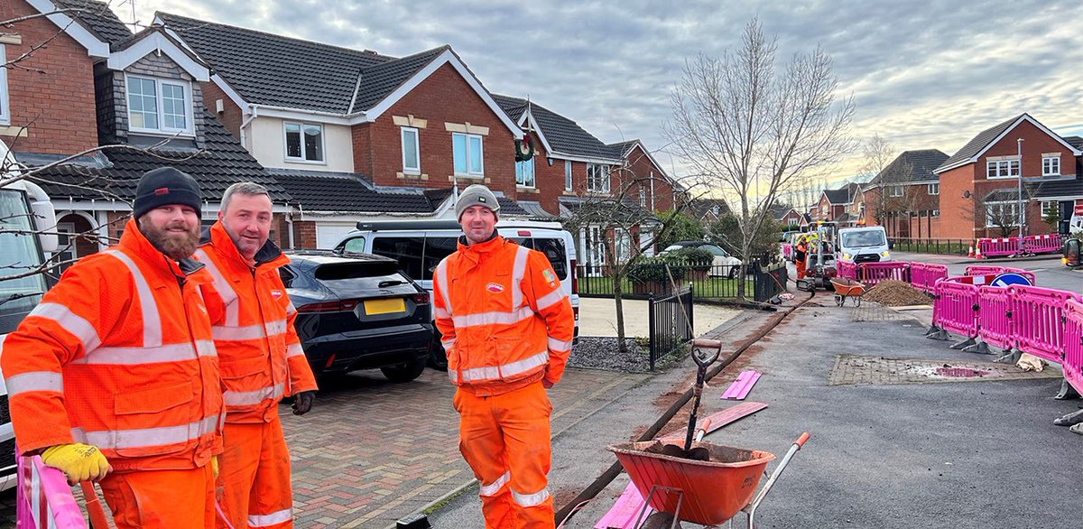fourpriests's tweet image. We have been waiting for Openreach to fibre us up in Sandbach as promised. Our YouTube content takes an age to upload. Hours.
Email- “We’ve reviewed our build plans, and currently we can’t deliver Full Fibre”…

Meanwhile over at @zzoommfullfibre they’re #diggingit (not my photo)