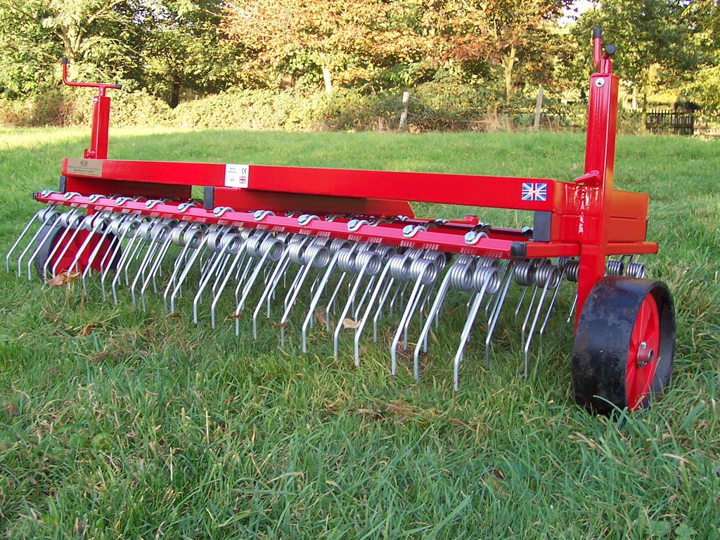 SCHSuppliesLtd's tweet image. Scarifying continued………This week we focus on our Four-Row Heavy Duty Scarifying Rake (SR4), which comes with an additional top tray for extra ballast. 

Click here for full spec: schsupplies.co.uk/product-page/h…

#scarifying #lawncare #gardenmachinery #groundsmaintenance 
#grasscare