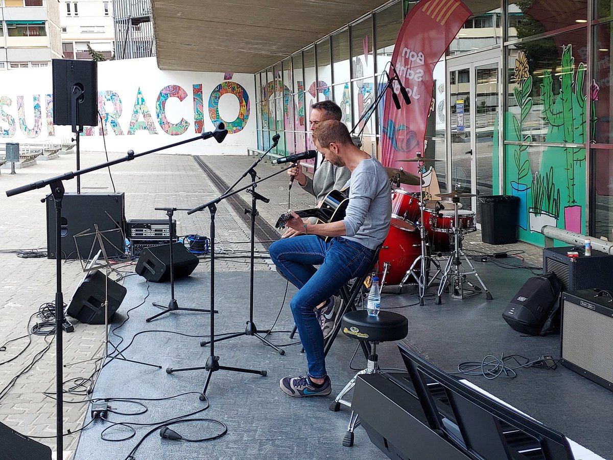 vallhebron's tweet image. Més rock🎸 Actua el grup Boxets, del qual, han vingut dos integrants. Un d'ells és el Dr. Roger Colobran, cap del grup de recerca en Immunologia Translacional del @VHIR_ i adjunt del Servei d’Immunologia.

Seguiu-nos a través de: youtube.com/vallhebroncamp…