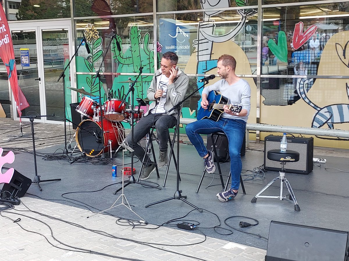 vallhebron's tweet image. Més rock🎸 Actua el grup Boxets, del qual, han vingut dos integrants. Un d'ells és el Dr. Roger Colobran, cap del grup de recerca en Immunologia Translacional del @VHIR_ i adjunt del Servei d’Immunologia.

Seguiu-nos a través de: youtube.com/vallhebroncamp…