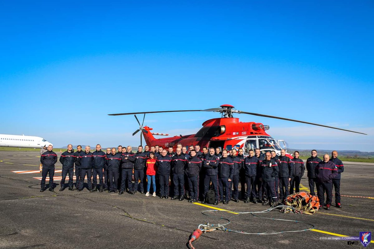 [Feu de Forêt]

Durant 2jours les DDSIS et cadres #FeuxDeForet des 18 départements de la Zone Est se sont réunis pour une acculturation à l'emploi des HBE 🚁 

Une présentation et des démonstrations (largage, DIH...) assurées par <a href="/SecCivileFrance/">Sécurité Civile</a> et <a href="/COZ_EST/">COZ EST 🇫🇷 🇪🇺</a> à l'<a href="/AeroportVosges/">Aéroport des Vosges</a>