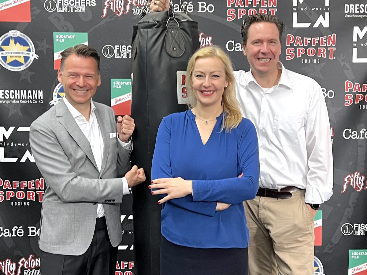 DigitalDuell's tweet photo. Es ist wieder Zeit für das #DigitalDuell und wir haben heute die nächste Folge mit aktuellen #Presseschlagzeilen zum Thema #Digitalisierung abgedreht. Das neue Digital // Duell gibt es wie immer am Sonntag, überall wo es #Podcasts gibt und bei #YouTube! https://t.co/q3sVvoEc89 https://t.co/rt9Sp6TeWW