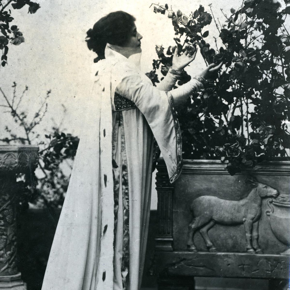 vittoriale's tweet photo. A 99 anni dalla scomparsa ricordiamo Eleonora Duse qui raffigurata nei panni di Francesca da Rimini nell’omonima tragedia dannunziana.
#vittoriale #gabrieledannunzio #eleonoraduse #anniversario #attrice #francescadarimini #teatro #teather #teatherlover #theatherlovers https://t.co/uJhtOowvOV