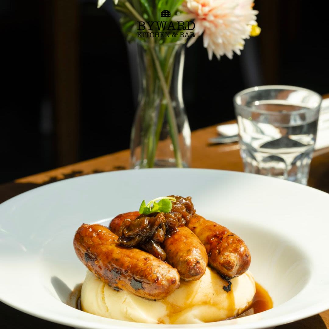 BywardLondon's tweet photo. Nothing says comfort meal more than sausages and creamy mashed potatoes and gravy!  Come on over for Lunch for a taste of our Bangers &amp; Mash 😋

Lunch is available from 11:30 am to 3:30 pm. https://t.co/hnNQYnYXLj