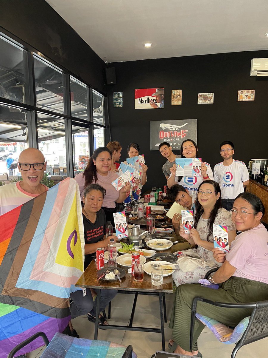 ขอบคุณคณะทำงาน Chiang Mai Pride ที่ให้โอกาสพรรคเสมอภาคมาแนะนำตัวและเสนอนโยบายด้านความหลากหลายทางเพศในระหว่างคณะทำงานฯ กำลังประชุมเพื่อเตรียมจัดงาน Pride ขบวนเปิดฤดูกาลประจำปี 2023 

#พรรคเสมอภาค ยืนหยัดเพื่อความเสมอภาคและความเป็นธรรมทางเพศ 
#LGBTIQ 
#LGBTIQAN+