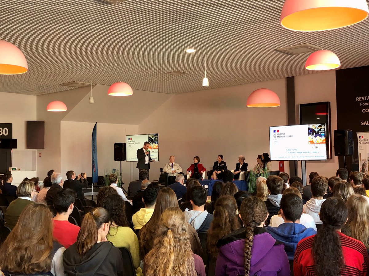MPLaeroport's tweet image. Hier, le Hall 2 accueillait une conférence "Parcours inspirants de femmes" avec Claudie Haigneré, 1ère #astronaute française; @maunouryc , championne de #voltige aérienne et le #Colonel Anne-Laure Michel, 1ère femme au poste de commandement de la base aérienne nucléaire d’Istres.