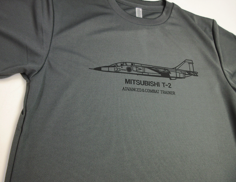 nhouse_jp's tweet photo. かつて高等練習機として運用されていた「T-2練習機」のドライTシャツをネットショップにて販売開始しました。

シャツのカラーはグレーとダークグレーから選べます。（グレーは機体色をイメージしています）

価格は税・送料込み 2,300円。サイズはS~3Lです。

https://t.co/CUYOfasTte https://t.co/Y4lU0lciYb
