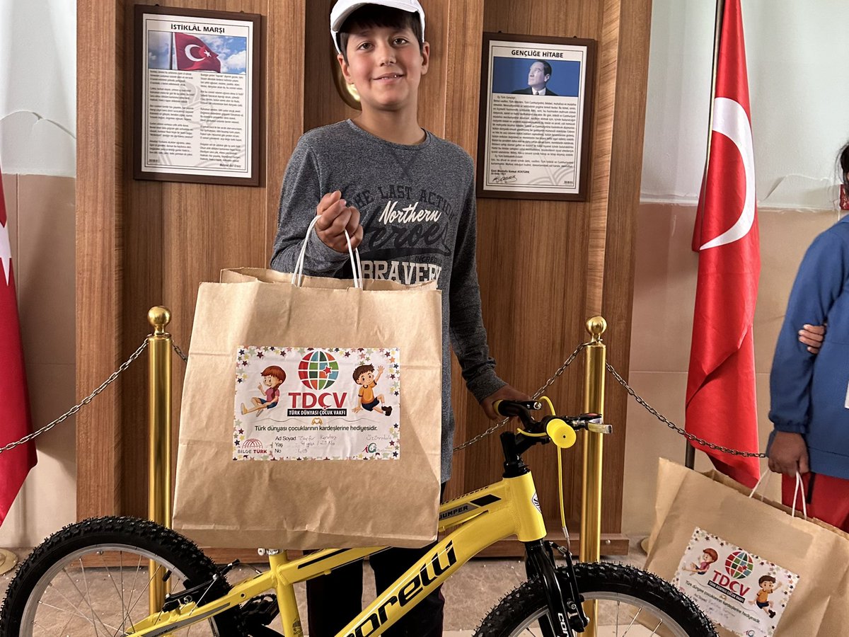 CTCNGO's tweet photo. Mutlu Bayramlar 😍

@tdcvakfi ile Hatay’da depremden etkilenmiş çocuklara bayramlık kıyafet ve bisiklet hediye ederek çocukların bayram sevinçlerine ortak olduk. 

#bayram #bayramhediyesi #chancetochange #hatay #deprem
#dünyaçocukları #ctcngo https://t.co/RIy03C0p5U