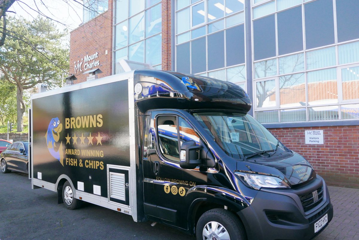 MountCharles_'s tweet photo. How to make your awesome team smile:

FREE fish &amp; chips of course 🐟🐟🐟

Yesterday we had a visit from Browns Award Winning Fish and Chips foodtruck - and what a day for it! ☀️ ☀️Thanks to our staff for their hard work, we hope you enjoyed! https://t.co/vT8hKutZSW