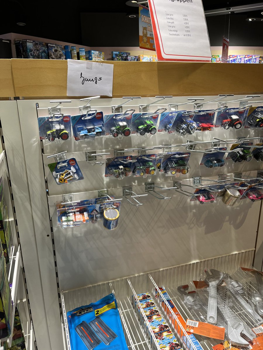 ayralifandi's tweet photo. @MrsMarryPoppins Neulich in einem Spieleladen. Auch da waren wir sehr ratlos…. https://t.co/hA9hmTb4mj