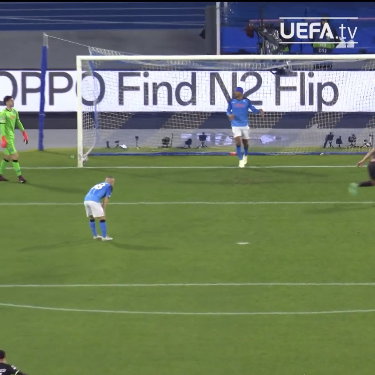 RedandBlack22's tweet photo. Lobotka post 70m di corsa per cercare di raggiungere Leao rimane la cosa che guardo sempre subito dopo il goal https://t.co/wnbAyXOFWE