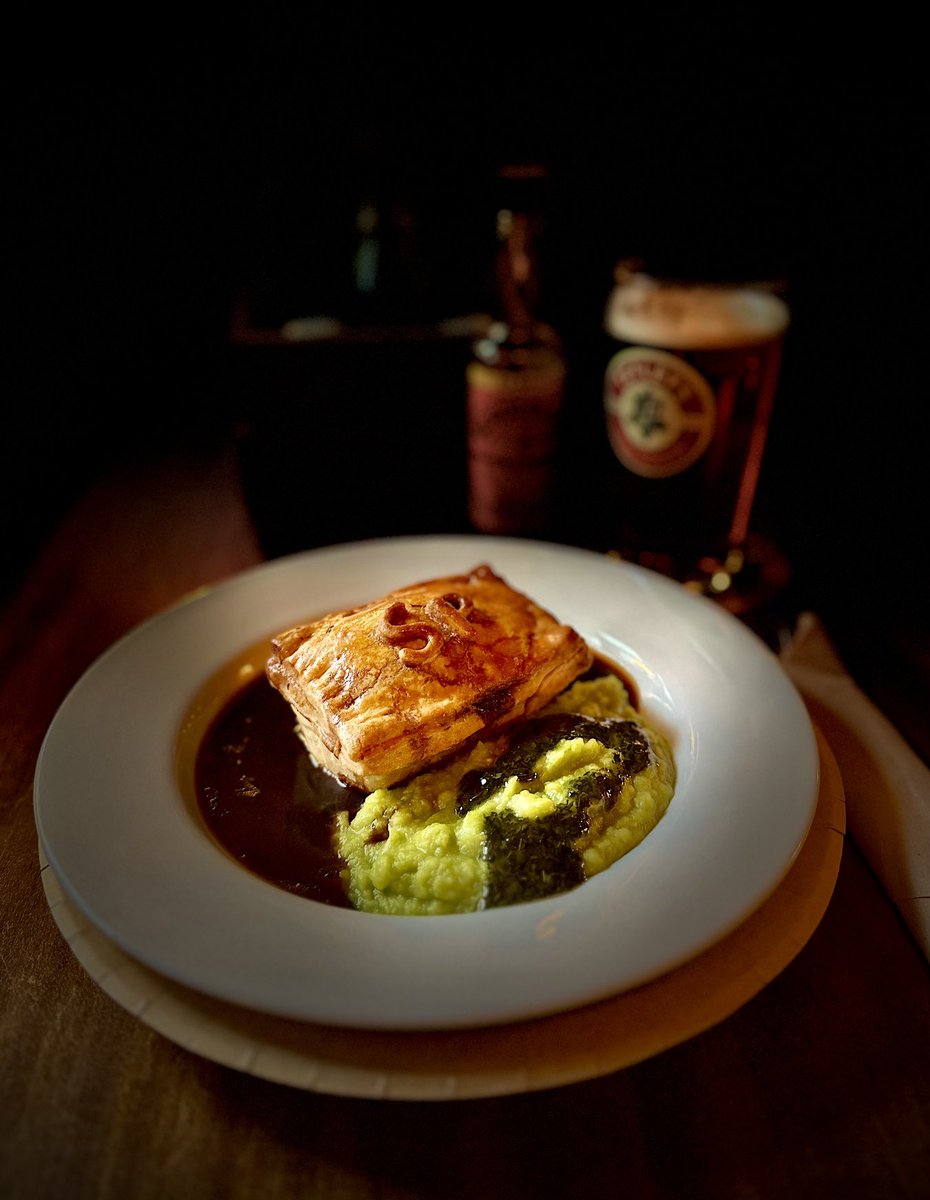 AlynNicholls's tweet photo. In case you had forgotten…it’s #PieFriday! 
⁦@GeorgeInnDenby⁩ with a ⁦@TetleysBeer⁩ and ⁦@HendoRelish⁩ https://t.co/IMUmEqpLlv