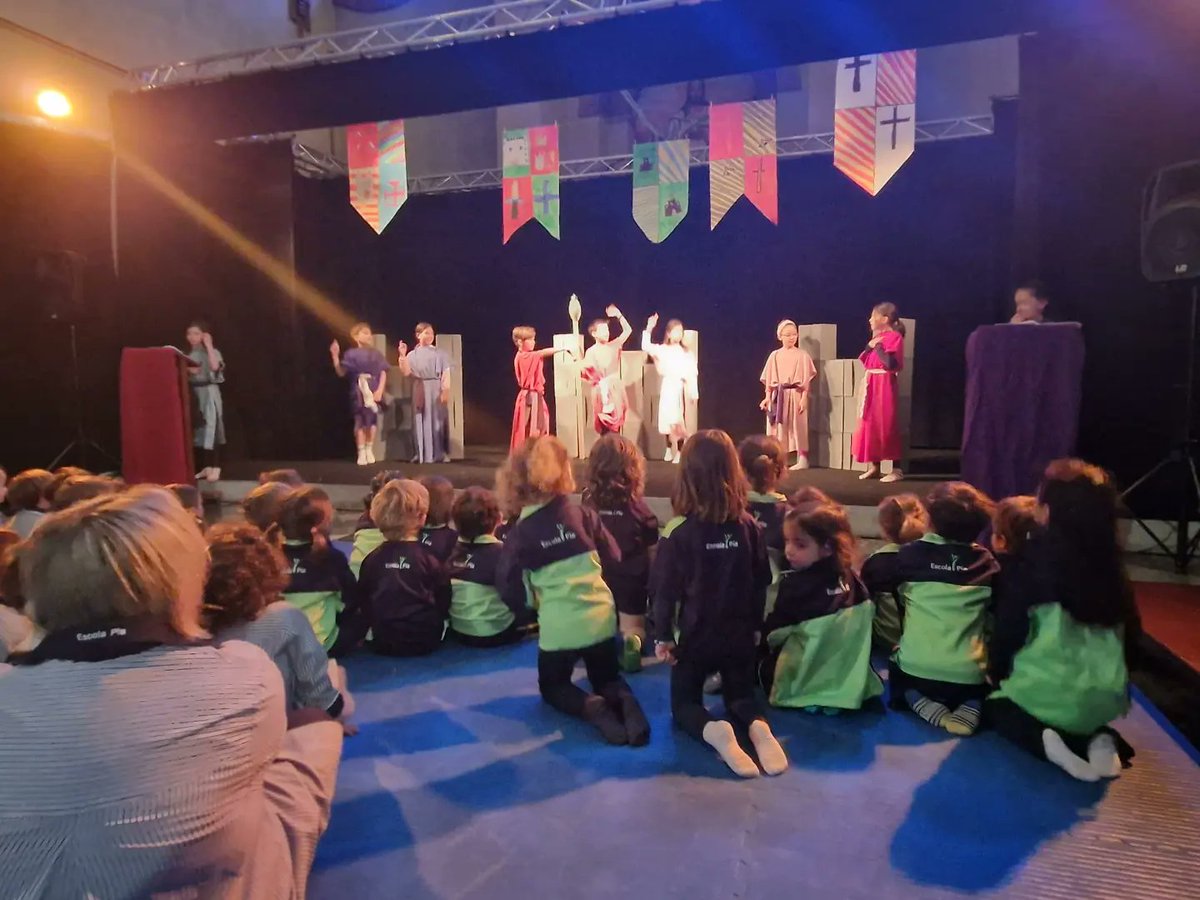 epiasabadell's tweet photo. LA LLEGENDA DE SANT JORDI
Avui els Castellers i els Gegants hem pogut gaudir de la representació de la Llegenda de sant Jordi, per part dels alumnes d'arts escèniques de 3r de Primària.
#I3PIASABADELL
#PRIMÀRIAESCÈNICAPIASABADELL
#SANTJORDI23PIASABADELL https://t.co/UaQ43SaAhZ