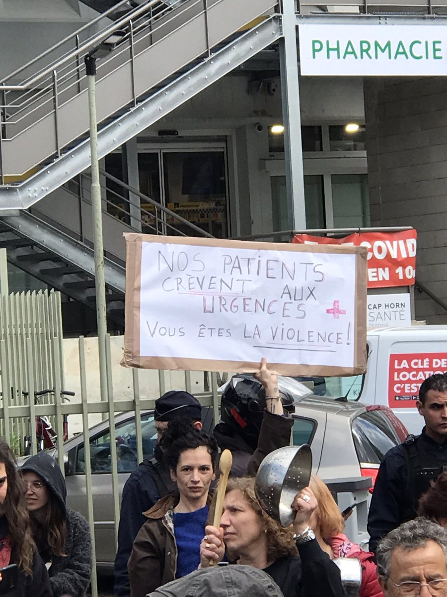 AdelineCerutti's tweet photo. Accueil de @FrcsBraun #Montreuil centre de santé privé, le public est exsangue, « sauvez l’hôpital public ! » #Casserolade https://t.co/oXuMDpbbqI