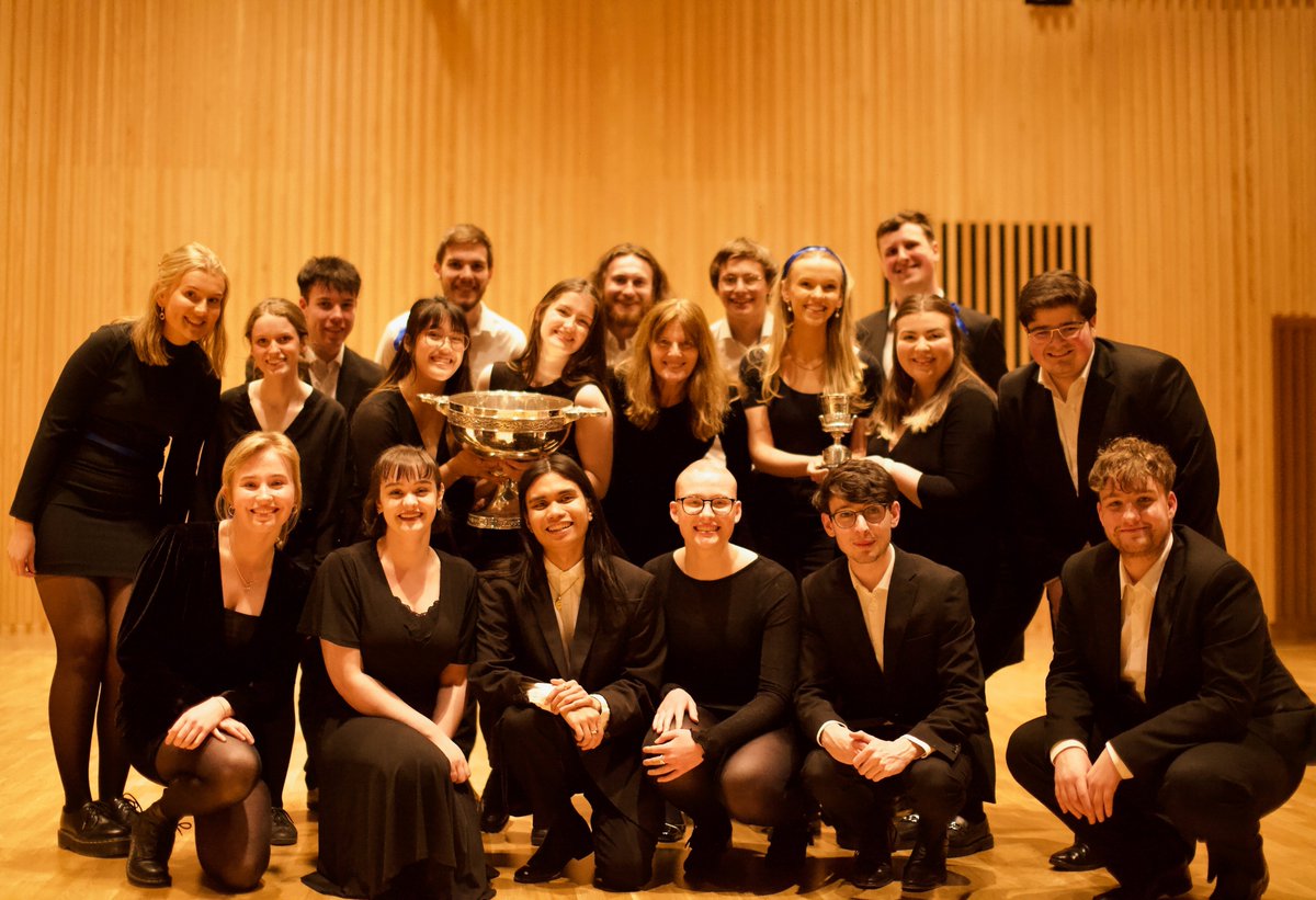 Thanks to everyone who joined last night for the TU Dublin Chamber Choir Spring Concert!

Here they are with conductor Bernie Sherlock and the substantial @FeisCeoil  Cup!

📷Ben Rawlins