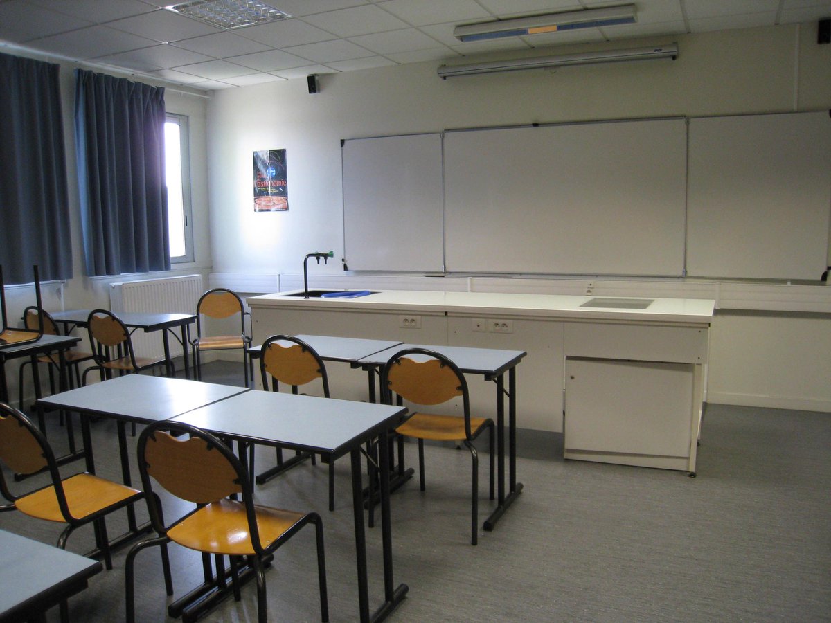GossipRoomOff's tweet photo. 🚨 Une enseignante est accusée d'avoir twerké sur l'un de ses élèves au lycée Clément Ader à Athis-Mons, dans l'Essonne.

Elle l'aurait bloqué contre l'armoire d'une salle de cours avant d'effectuer des coups de bassin au niveau des parties intimes de l’adolescent puis de lui caresser le visage. La mère de l'élève a déposé plainte pour "attouchement sexuel" contre cette enseignante. 🚔 (via Le Figaro)