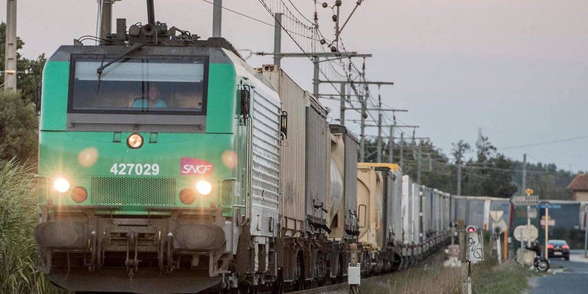 Allez un sujet d'actualité.
Comment font les trains de fret super lourd pour économiser énormément d'électricité ? 

Thread ⤵️⤵️⤵️