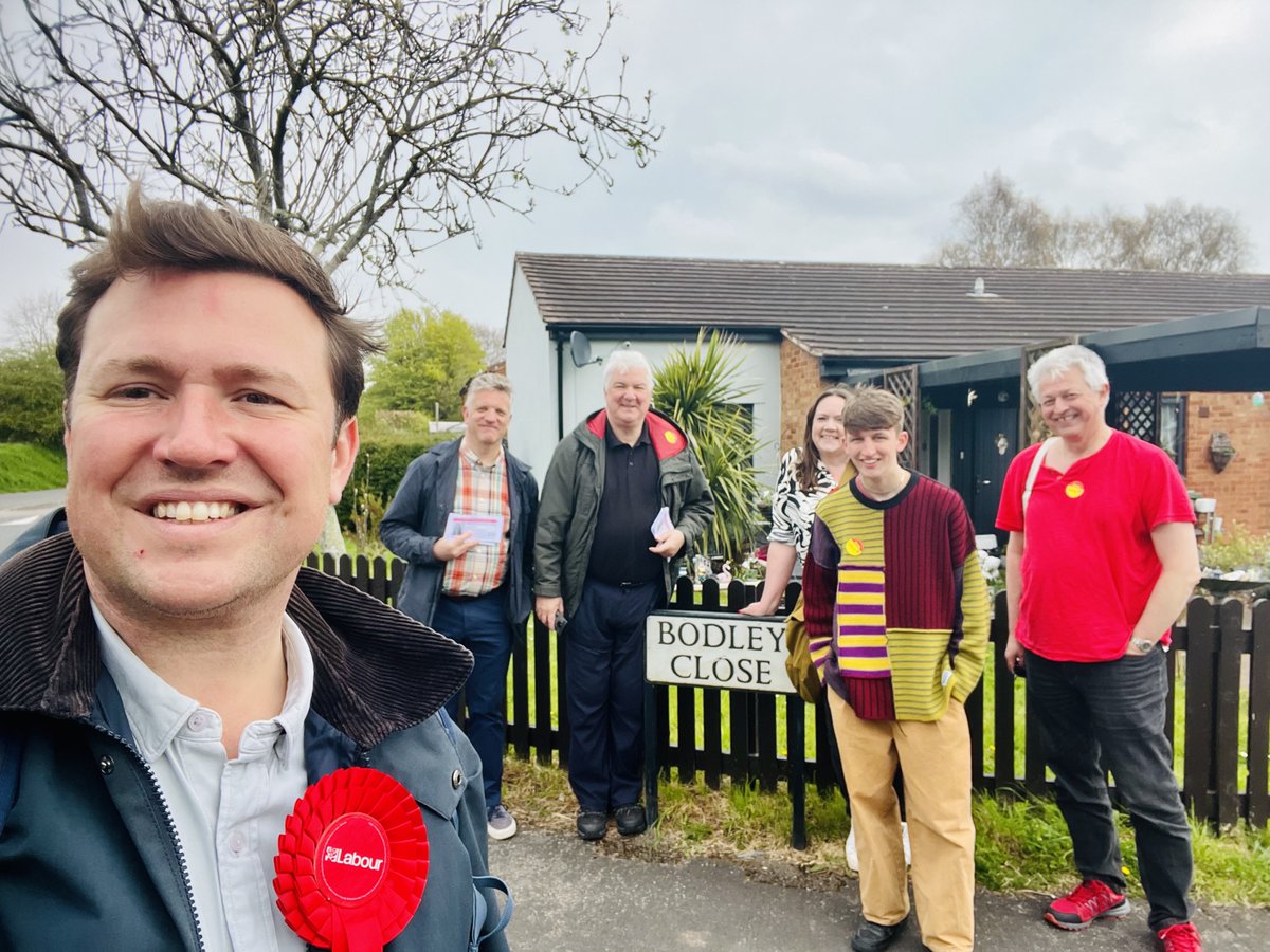 steveracemp's tweet photo. Lovely morning out talking to residents in Heavitree with @Gemma_Rolstone - who will be a fantastic councillor for local people.

As a local businesswoman running a small business, Gemma knows how important it is that communities have the services they need to thrive! #votelabour https://t.co/evptUlaAOk