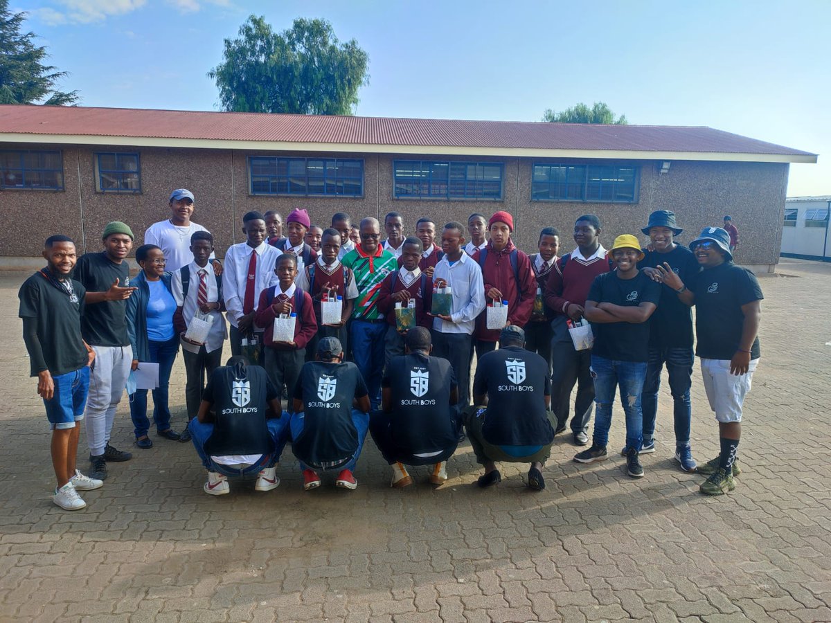 Gratitude82's tweet photo. Today we went to Thuto Tiro Comprehensive School in sebokeng zone10 in the Vaal to donate 25 toiletries to the needy kids.We as South Boy's Crew we would like to express our gratitude to the school's management for welcoming us... 🙏🏻❤ @Yfm @XtremmeDJ @VaalEntreprene1 Giving back https://t.co/PAg8oRl8Uh