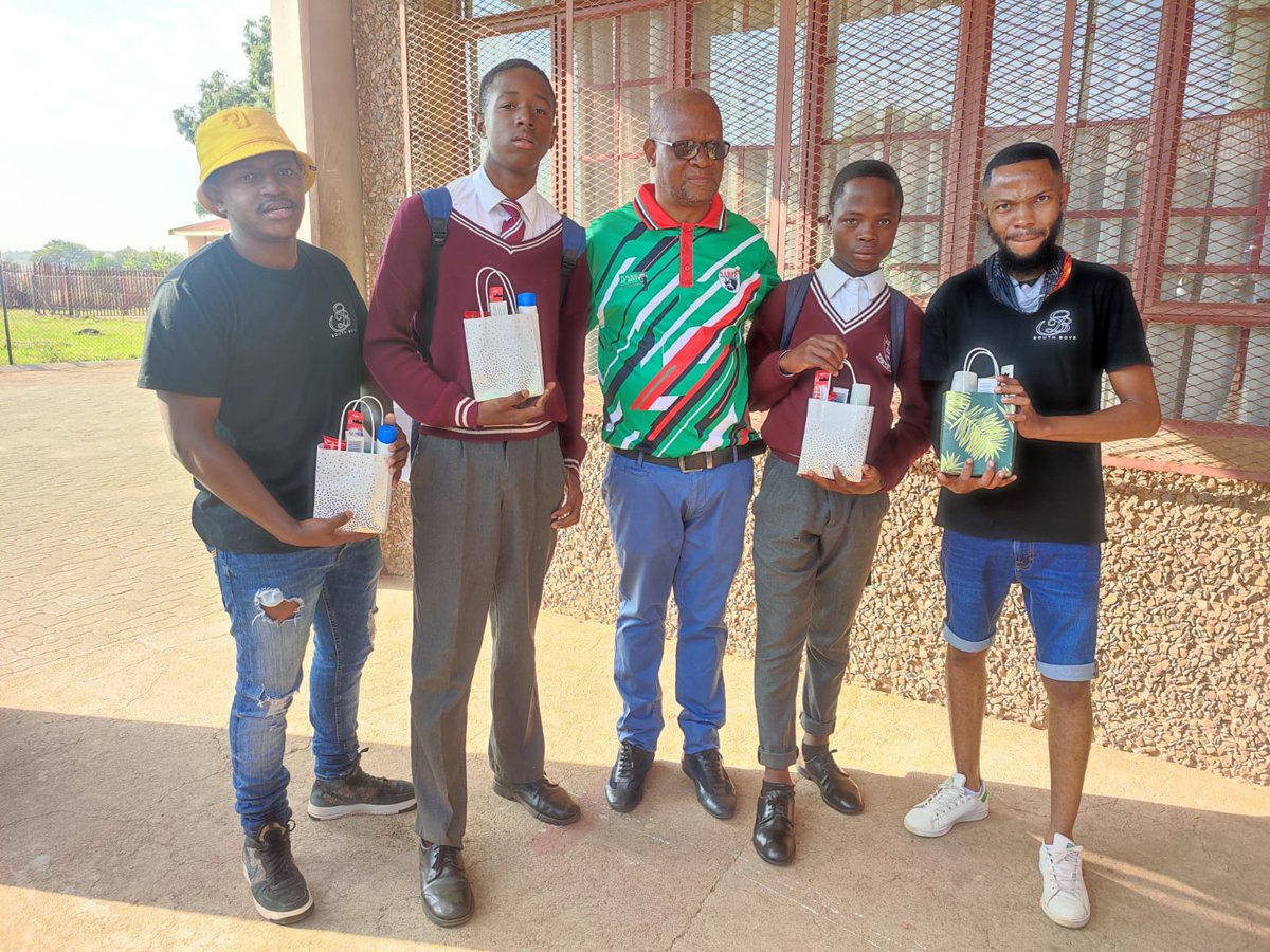 Gratitude82's tweet photo. Today we went to Thuto Tiro Comprehensive School in sebokeng zone10 in the Vaal to donate 25 toiletries to the needy kids.We as South Boy's Crew we would like to express our gratitude to the school's management for welcoming us... 🙏🏻❤ @Yfm @XtremmeDJ @VaalEntreprene1 Giving back https://t.co/PAg8oRl8Uh