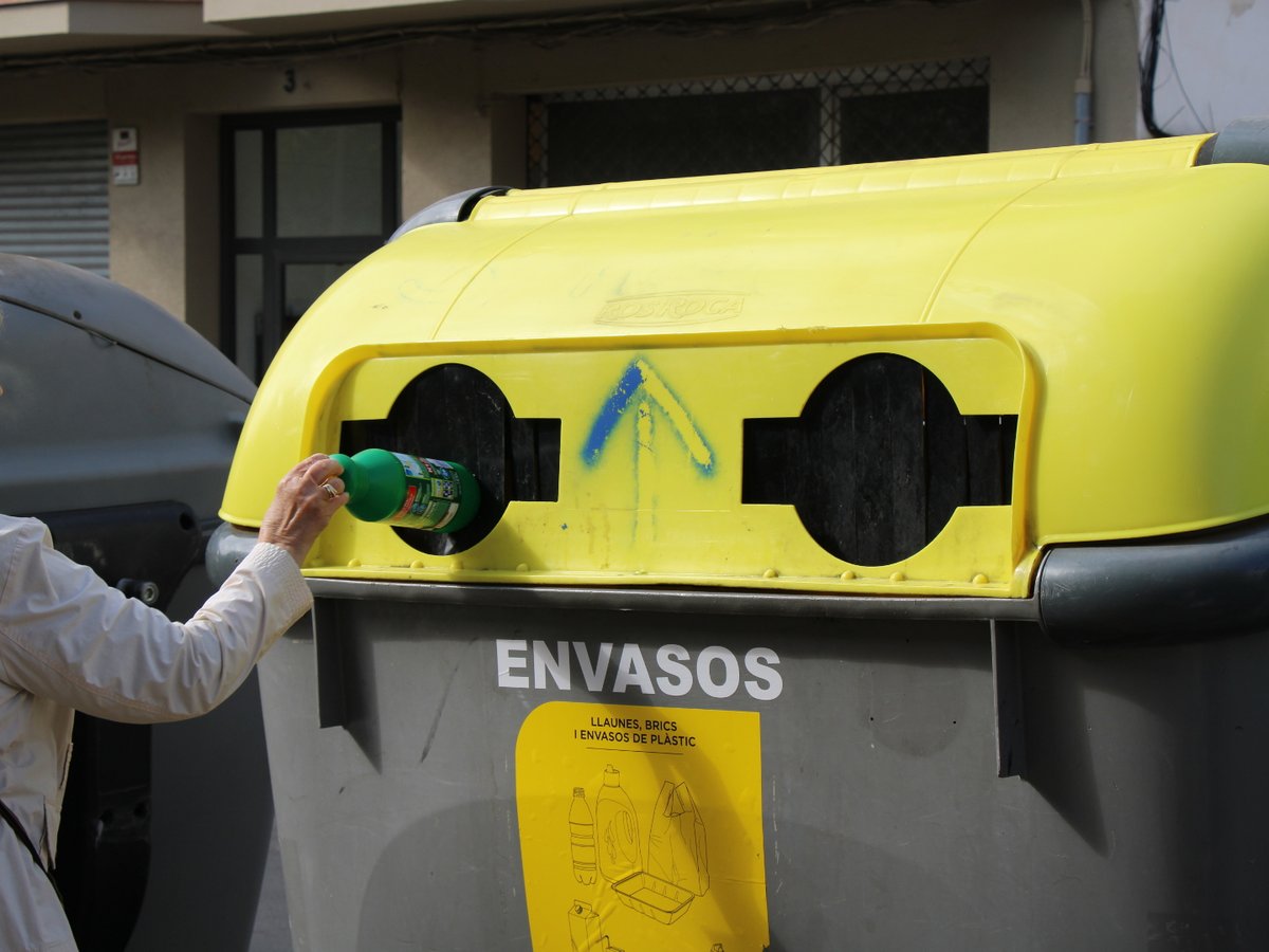 ajuntamentvng's tweet photo. ♻️ Reforç a la recollida de la brossa #VNG per
👉incrementar el reciclatge
👉reduir contaminació
👉lluitar contra el canvi climàtic
➕recollida d'envasos i cartró
➕410 contenidors
➕5 vehicles
➕retirada de voluminosos
ℹ️ https://t.co/rsClBB2j8V #TuTries #FemNet #VNGsostenible https://t.co/yRvZVD2Fy5