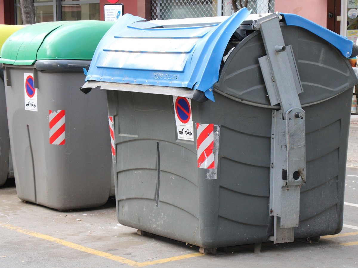 ajuntamentvng's tweet photo. ♻️ Reforç a la recollida de la brossa #VNG per
👉incrementar el reciclatge
👉reduir contaminació
👉lluitar contra el canvi climàtic
➕recollida d'envasos i cartró
➕410 contenidors
➕5 vehicles
➕retirada de voluminosos
ℹ️ https://t.co/rsClBB2j8V #TuTries #FemNet #VNGsostenible https://t.co/yRvZVD2Fy5