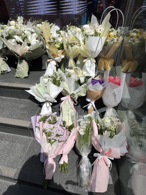 worldwide_mx's tweet photo. With @fashionbebe514 admins, thanks to @EunwooGlobalFS, flower bouquets, with a note, for Moonbin were delivered under Fantagio’s building in the name of Monbebe.
We send our love and thoughts and prayers to Moonbin's family and friends, and Aroha. 

Rest in love, Moonbin. https://t.co/R5zH8dsMlM