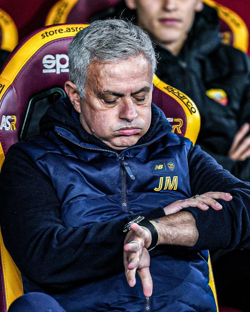 SiaranBolaLive's tweet photo. Reporter: “Bagimana tentang sanksi pengurangan 15 point yang dikembalikan ke Juventus?”

José Mourinho: “Point itu sudah dikembalikan 3 bulan yang lalu. Aku sudah berada di Italy selama 4 tahun, bukan 4 hari" 
😆😆😆😆😆😆
@footballtweet https://t.co/MqGpxNUNPP