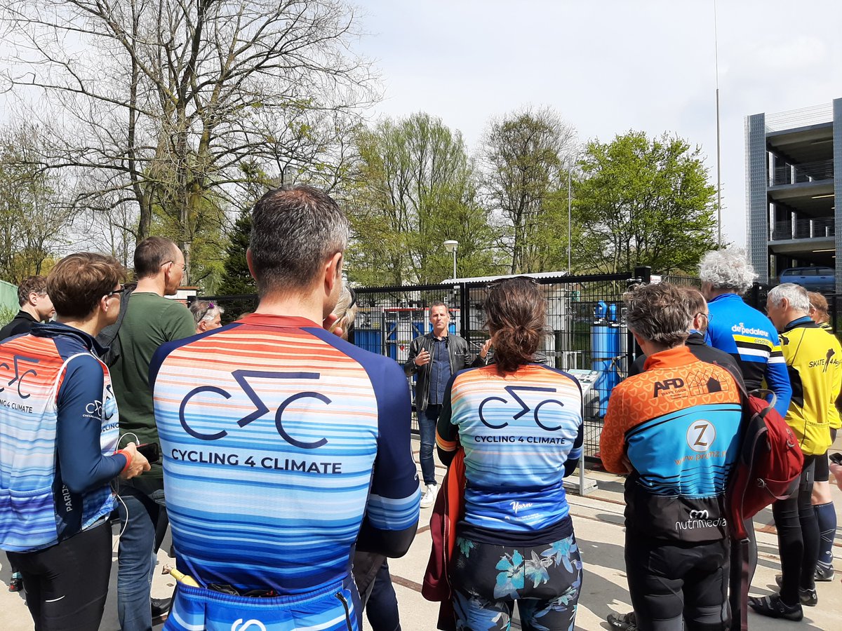 TheGrnVillage's tweet photo. 🚴Vandaag ontvingen wij Cycling4Climate op The Green Village! @dobbelska &amp; Marjan @kreijns boden de groep een rondleiding over het terrein. @ClimateClassic tourt vandaag 100km door @zuid_holland om aandacht te vragen voor #klimaatverandering! Wij wensen ze nog veel succes💪 https://t.co/jTWIJ3aadi