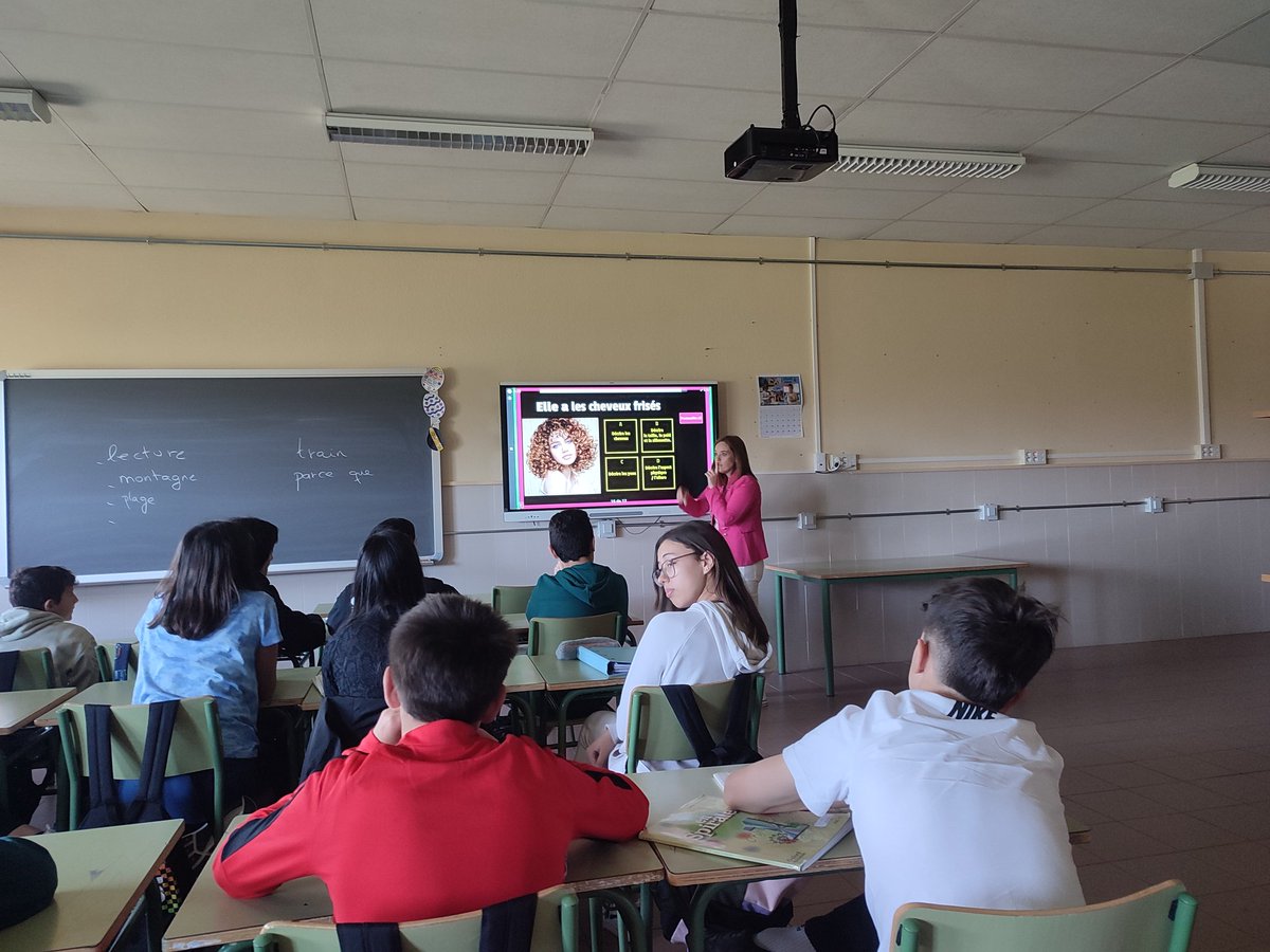 NuriaGC4's tweet photo. Qué maravilla de jornada, ayer por la mañana, con Aroa y con @frances_CFIEVA en Villalón, aprendiendo, jugando y utilizando nuevas tecnologías. Mil gracias. #OBSERVA_ACTION #formacionCyl @cfievalladolid
@educacyl @CFPIdiomas https://t.co/2GWmbKyl6R