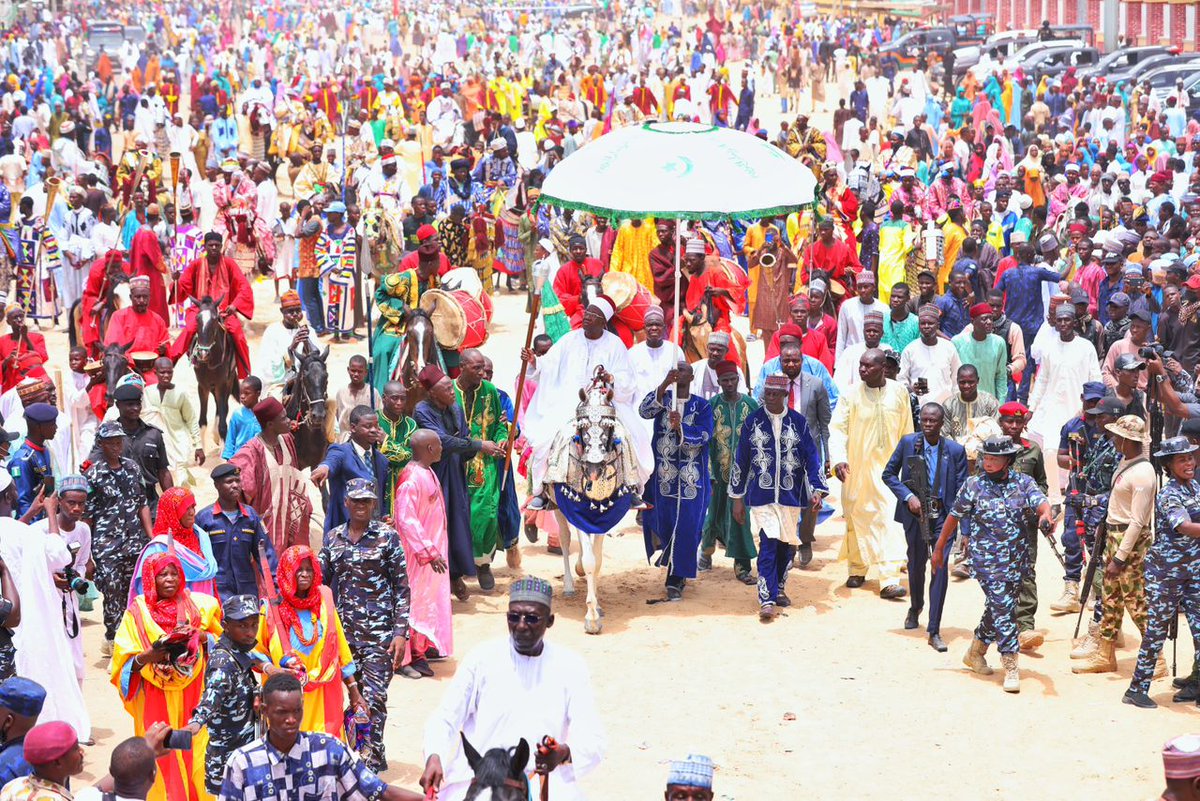 .@ProfZulum, @KashimSM, Shehu lead Muslims to Eid in Maiduguri .. Shehu of Borno holds Sallah Durbar m.facebook.com/story.php?stor…