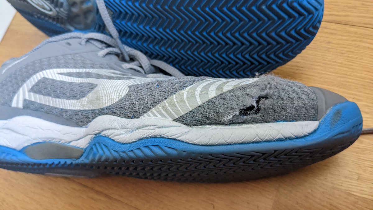 legna82's tweet photo. @DecathlonES 
Tengo unas zapatillas de pádel relativamente nuevas ( compradas septiembre) con menos de un uso a la semana que se ha rajado la tela. Creo que no es normal, en estos casos ¿ Hay alguna forma de que se puedan cambiar? https://t.co/EcIEKr0C1B