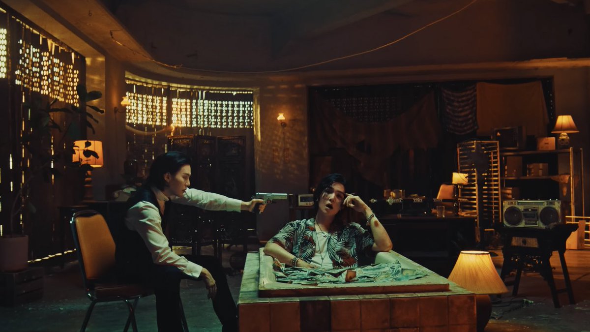 updatecharts's tweet image. “Escravos do capitalismo, escravos do dinheiro, escravos do ódio e do preconceito, escravos do YouTube, escravos da flexão do egoísmo e da ganância saíram dos trilhos…” – Agust D em 'Haegum'.