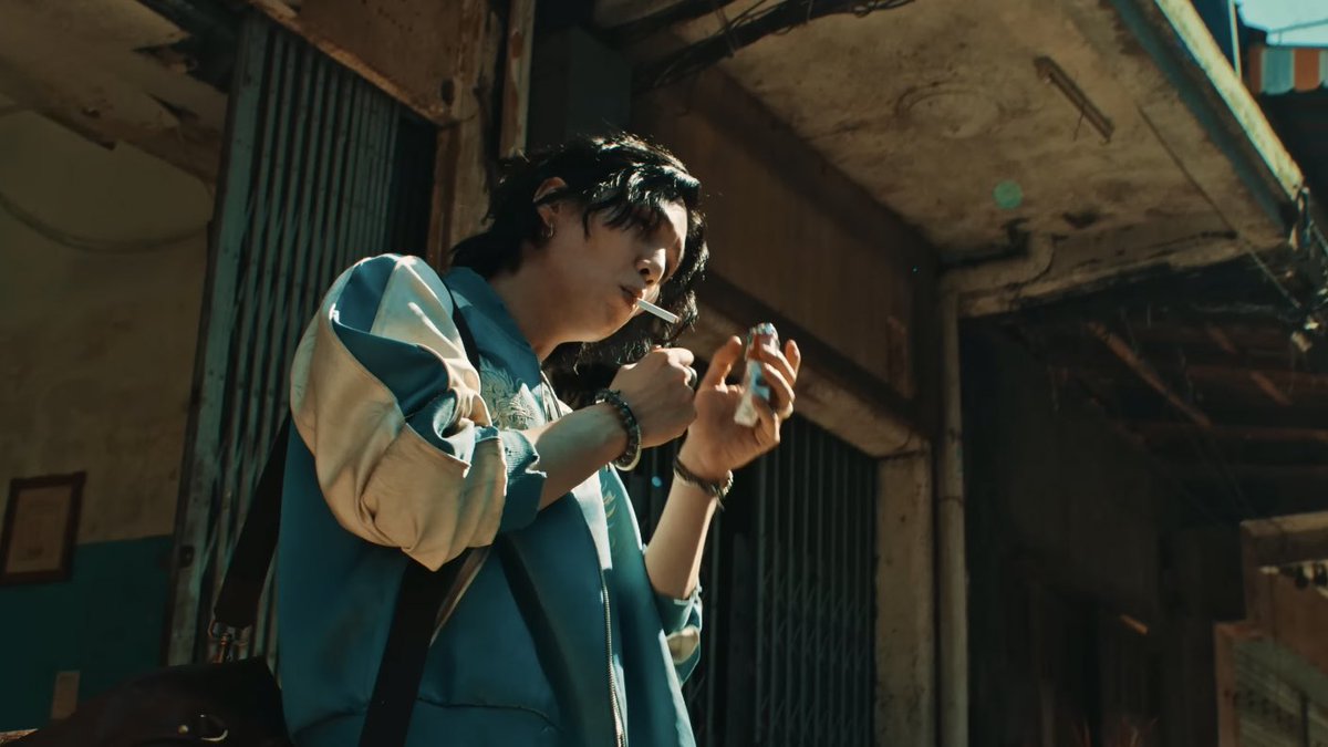 updatecharts's tweet image. “Escravos do capitalismo, escravos do dinheiro, escravos do ódio e do preconceito, escravos do YouTube, escravos da flexão do egoísmo e da ganância saíram dos trilhos…” – Agust D em 'Haegum'.