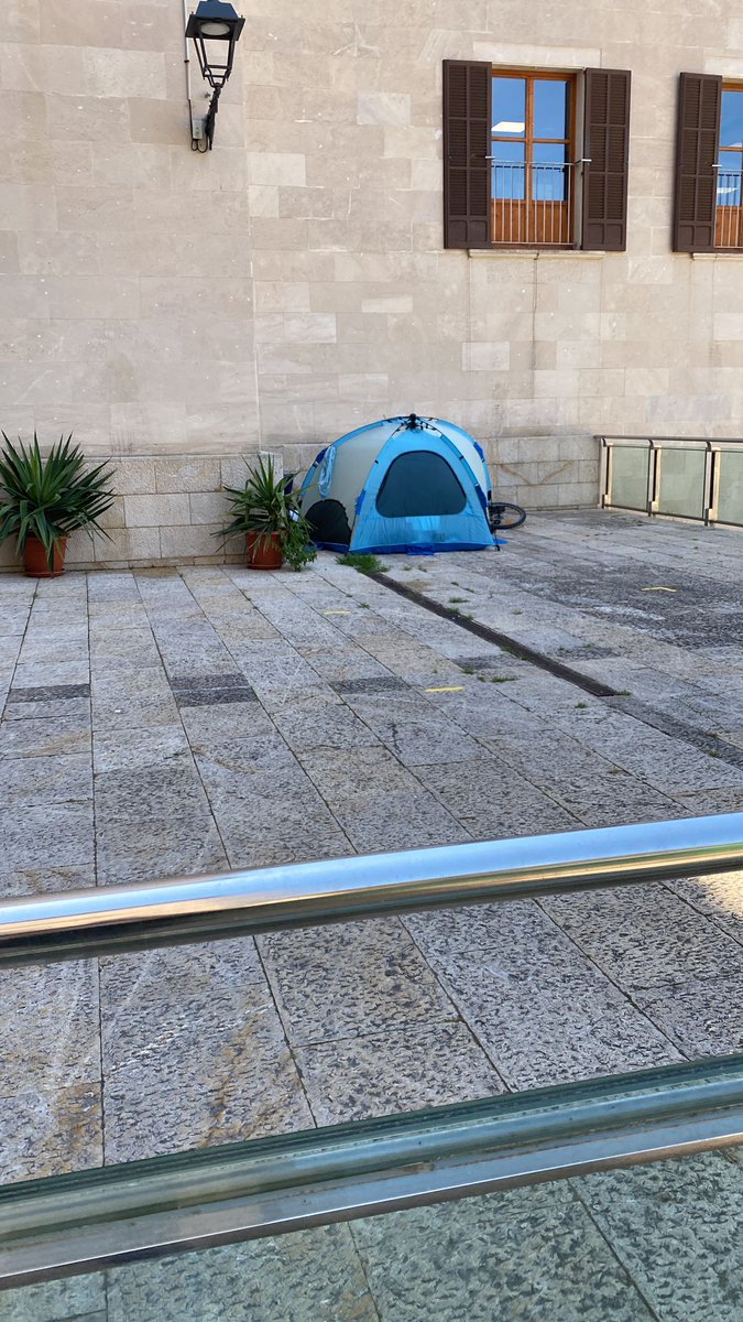 pepbauza's tweet photo. Hablamos de la Plaza Mayor. Es posible soportar semejante situación? 8 años para nada, aislada la Rambla del resto por un ascensor vandalizado y la ausencia de un proyecto, las personas con dificultades de movilidad qué pueden hacer? Y la zona, un verdadero asco. #Palmacomoencasa https://t.co/hWYKB7nfIS