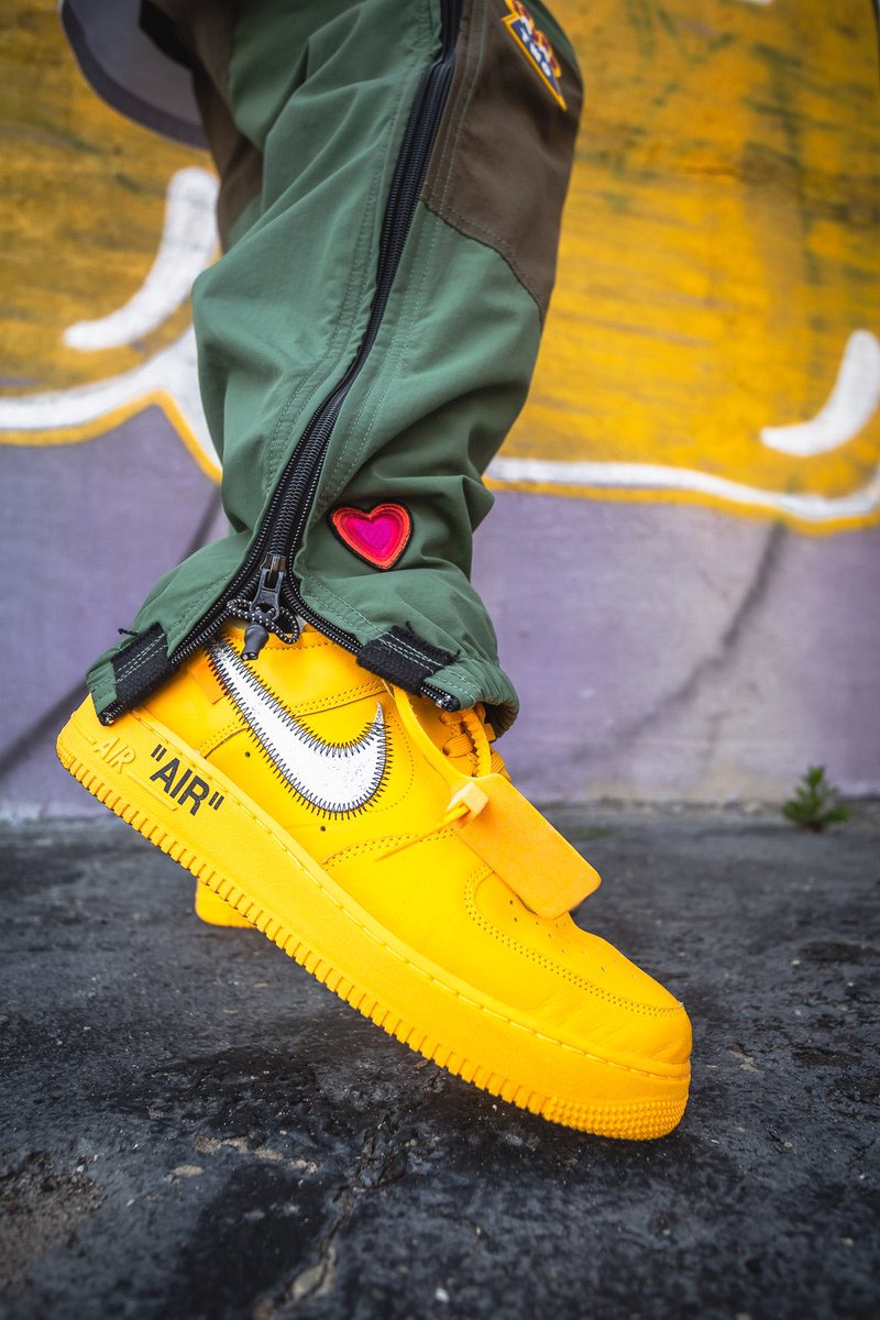 taylormadegq's tweet photo. expensive lemonade. 💰🍋
IG: @taylormadegq
outfit details:
hat - @JoeFreshgoods “CWS - JFG Day”
shoes - @Nike x @OffWht x @virgilabloh “Nike Air Force 1 Low Off-White ICA University Gold”
#outfitoftheday #snkrskickcheck #snkrsliveheatingup #kotd #wdywt #ripvirgil #offwhiteaf1 https://t.co/zmN07Lh32v