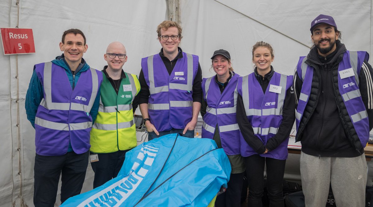 UHSussex's tweet photo. We're so proud of our colleagues who treated a Brighton Marathon runner with pioneering new cold-water treatment, developed by the military. 💙

The cold-water immersion team acted quickly and treated a runner suffering extreme heat stroke complications with a dangerously high 🌡️ https://t.co/Bqz9yhZv0x