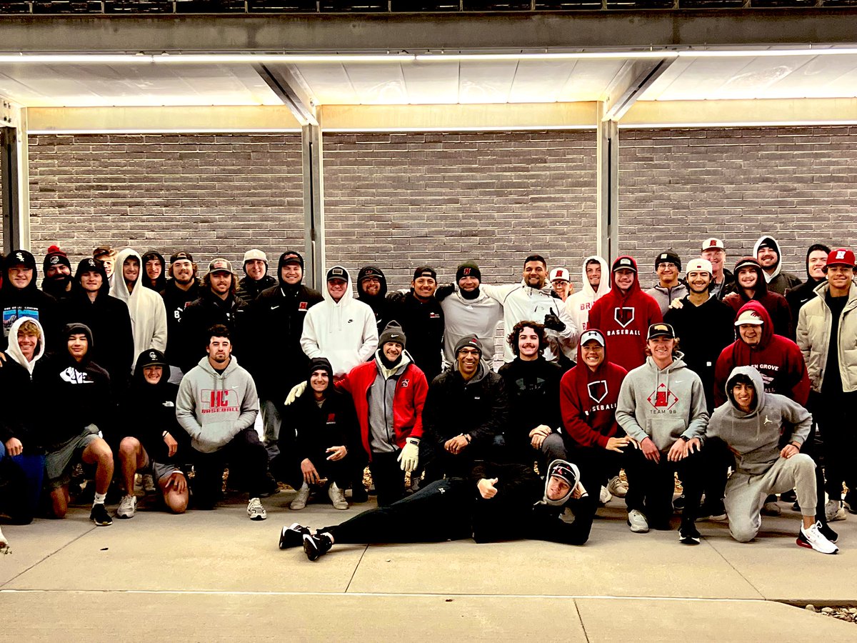 Our baseball team met coach Casey🤙at 6:00am to help start his journey running one mile at the top of the hour every for 24 hours!🏃

🔗Click the link below to learn more or to donate
👇👇👇👇👇👇👇👇👇👇👇

hastings.edu/news/miles-for…

#SaddleUp #team99 #HCBaseball #MilesforMik