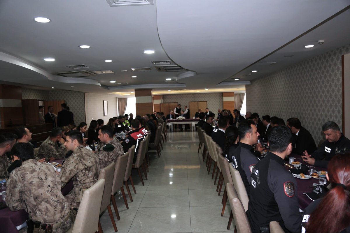 Ramazan Bayramı münasebetiyle Vali V. Sayın Dr. Mehmet GÖDEKMERDAN, İl Emniyet Müdürümüz Sayın Mehmet Suat EKİCİ ve İl Jandarma Komutanı Sayın Ali Naci ALDEMİR, Polisevinde düzenlenen programda personelimiz ile bir araya gelerek personelimizin bayramını kutladılar.