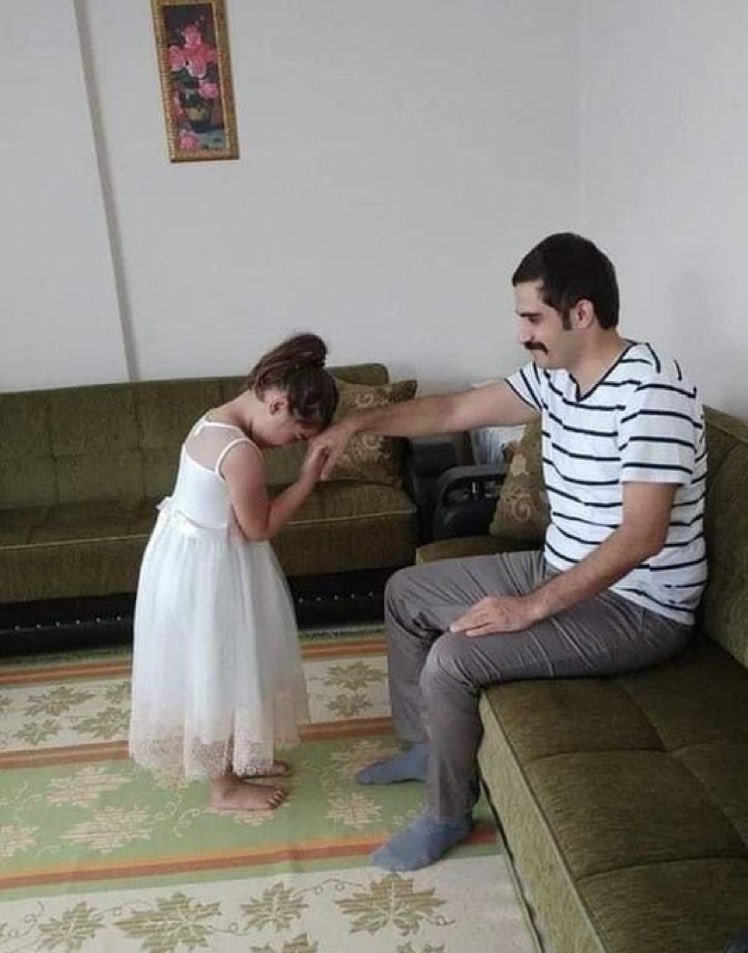 Sinan Ateş'in ablası Selma Ateş: 

“Bayramda sevdiklerinizle kucaklaşırken şu fotoğrafı unutmayın.

Sinan Ateş’in çocuklarının bu bayram elini öpecekleri babaları yok.”