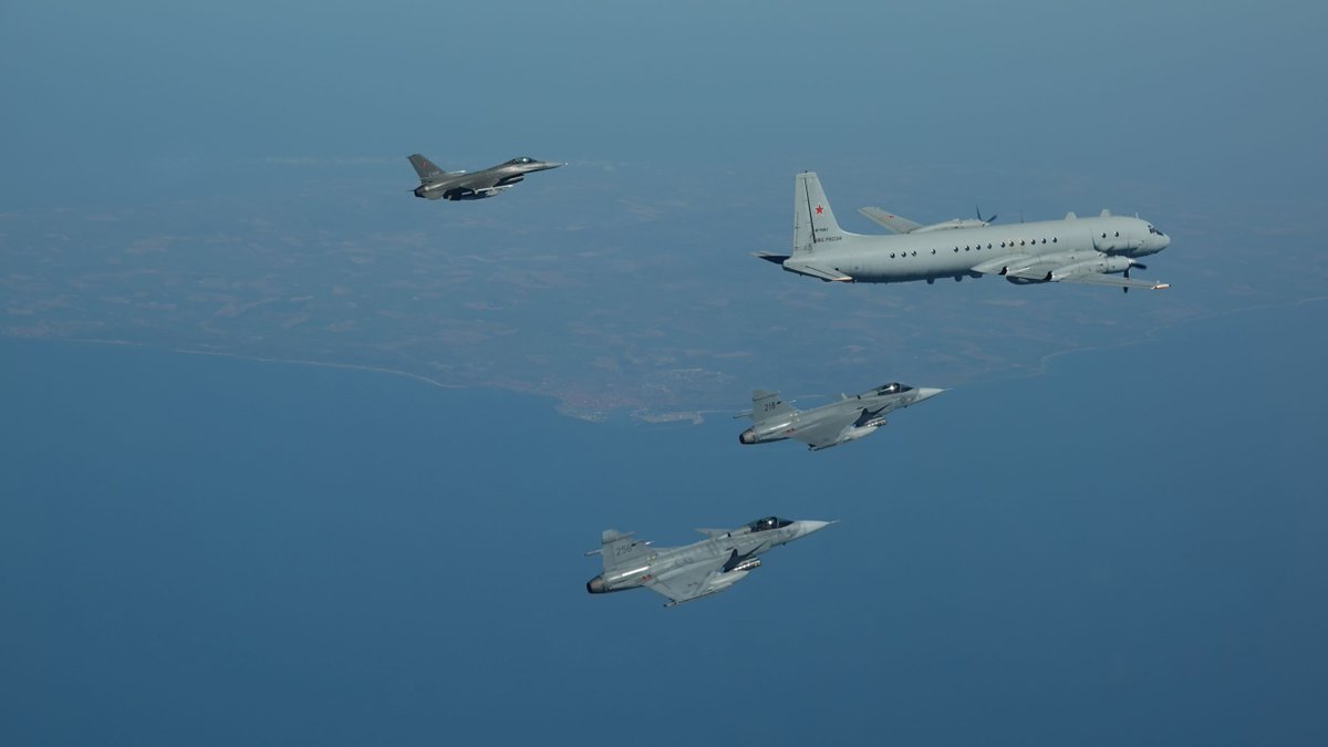 NATO_AIRCOM's tweet photo. Thursday afternoon the #NATO Allied 🇩🇰 &amp; Partner 🇸🇪 QRA jets intercepted 🇷🇺 military aircraft in the airspace over the Baltic Sea

This is the first time that @forsvaretdk 🇩🇰 &amp; @Forsvarsmakten 🇸🇪 have worked together in this way together

#StrongerTogether #SecuringTheSkies https://t.co/o2arKDXJ4S