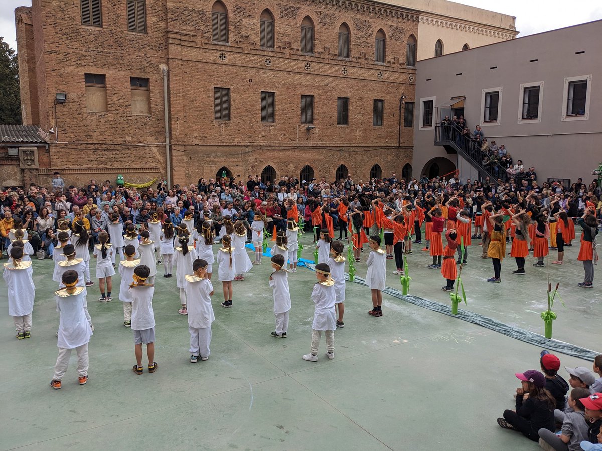 escolaguinardo's tweet photo. Gràcies famílies de cicle mitjà! Un Sant Jordi especial que hem compartit amb vosaltres ❤️🌹 @EscolesCoop @FTrams  #SantJordi2023 https://t.co/pnTb0ltyR3