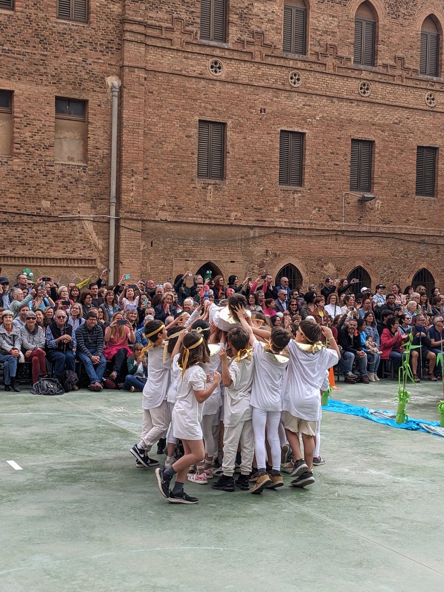escolaguinardo's tweet photo. Gràcies famílies de cicle mitjà! Un Sant Jordi especial que hem compartit amb vosaltres ❤️🌹 @EscolesCoop @FTrams  #SantJordi2023 https://t.co/pnTb0ltyR3